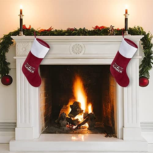 Верувај ми дека сум гејмер Божиќни чорапи за порибување со кадифен камин што виси за декор за домашно дрво дома