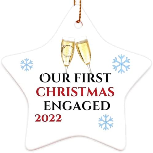 Срцев знак 2-во-1 керамички прв Божиќ ангажиран украс 2022 | Божиќен подарок за ангажман за парови | Орнамент за ангажман Божиќ 2022 година за ангажман | Нашиот 1 -ви Божиќ ?