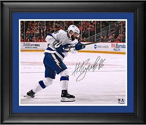 Никита Кучеров Тампа Беј Молња го врамени автограмирано 16 x 20 Бела Jerseyерси снимање фотографија - Автограмирана НХЛ Фотографии
