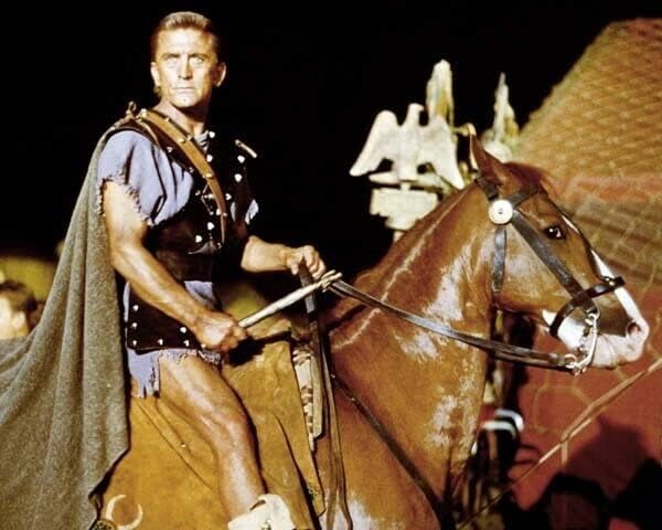 Кирк Даглас на коњи држејќи оружје како Спартакус 8x10 инчи фотографија
